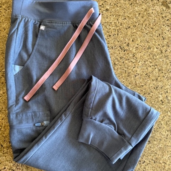 Figs heather denim set. Rafaela top in medium and Zamora joggers in XL - Picture 4 of 7